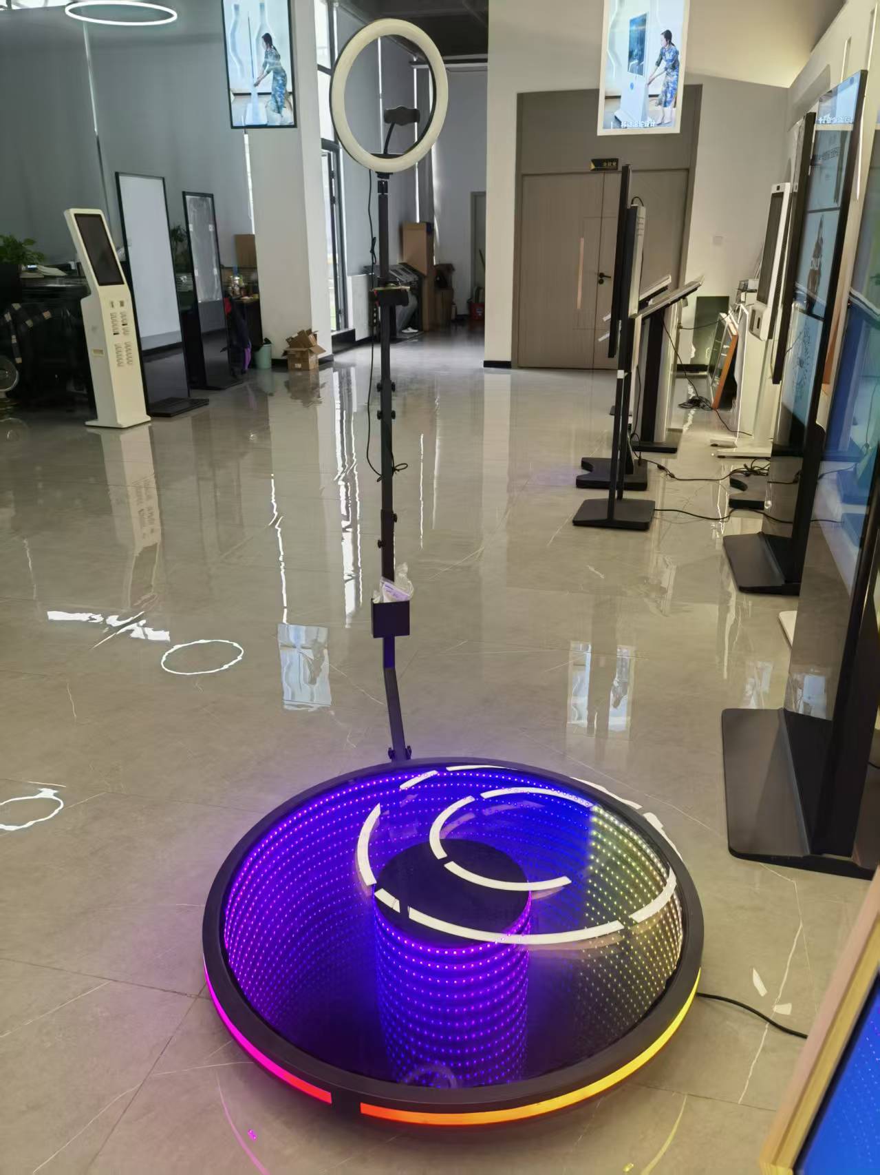 Como um display LCD espelhado melhora a sinalização digital e a interação?