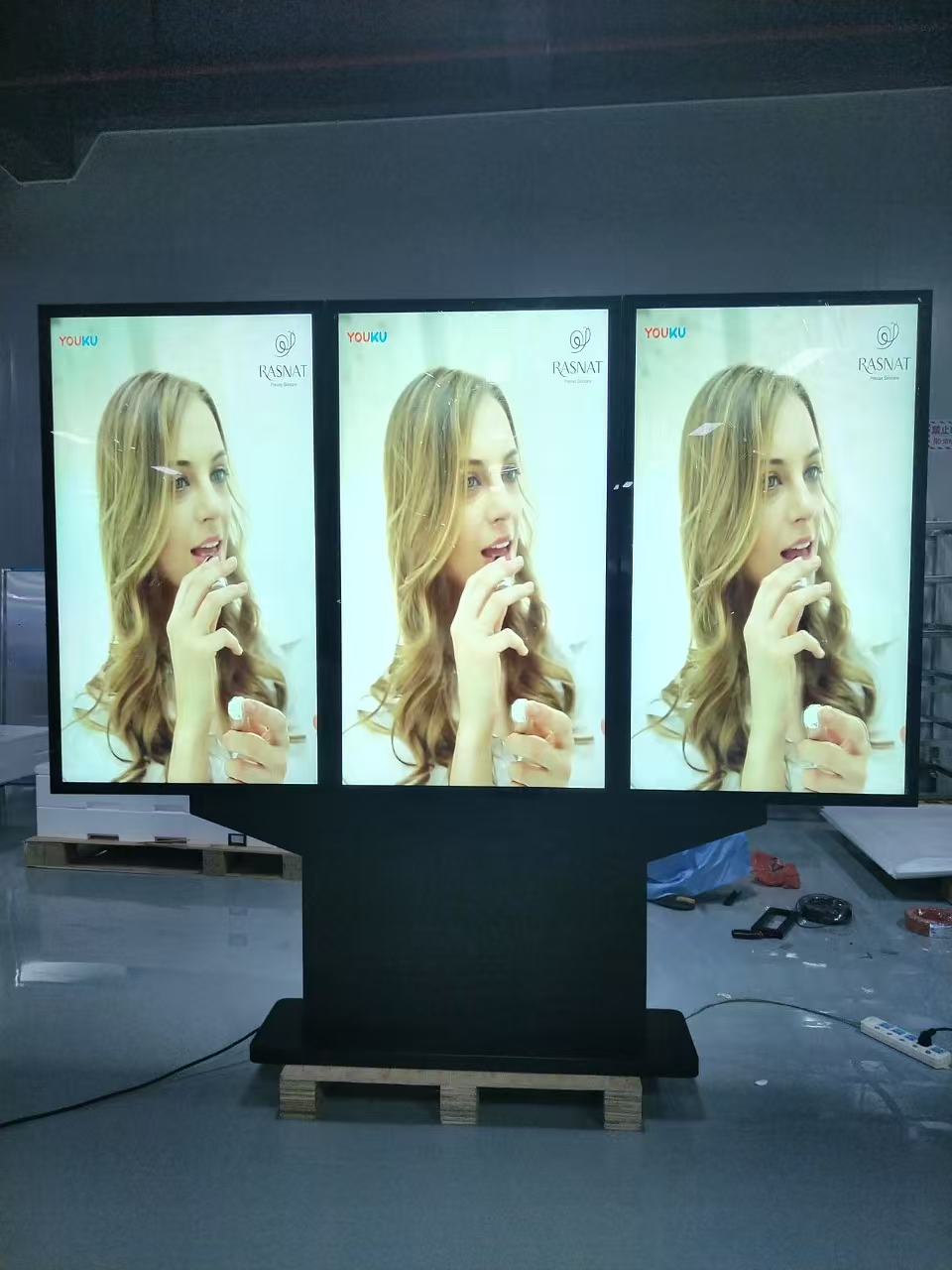 4K 49 55 65 75 polegadas Tripla Tripla Comercial Advertising Video Player IP66 impermeável